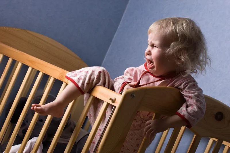 Почему ребенок плачет по ночам и капризничает. «Ведьмин час»: почему малыши вечером сводят родителей с ума Младенец капризничает по вечерам что делать